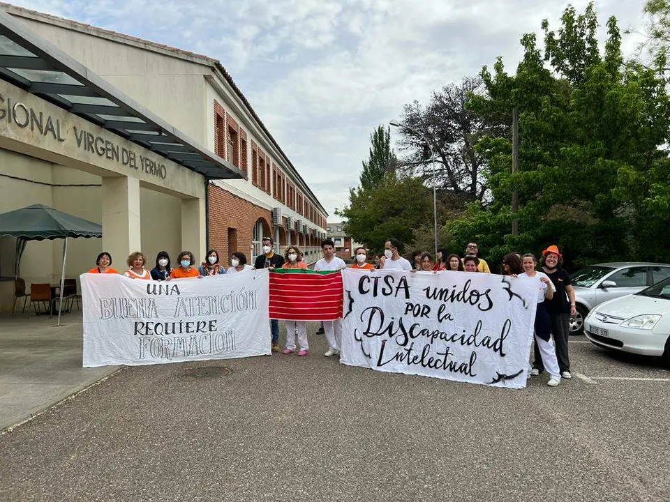 Los CTSA protestan a las puertas del centro de atención de personas con discapacidad Virgen del Yermo
