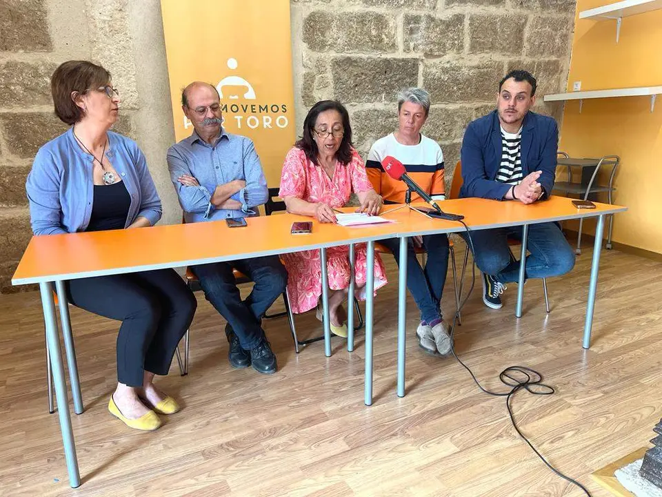 María Ángeles Medina, teniente de alcaldía y concejala de Economía y Hacienda, acompañada por el alcalde Tomás del Bien y los concejales José Luis Martín Arroyo, Ruth Martín y Loren Prieto de la Calle