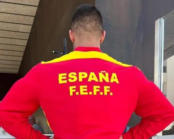 Rubén Prieto posando con la sudadera de la Federación Española