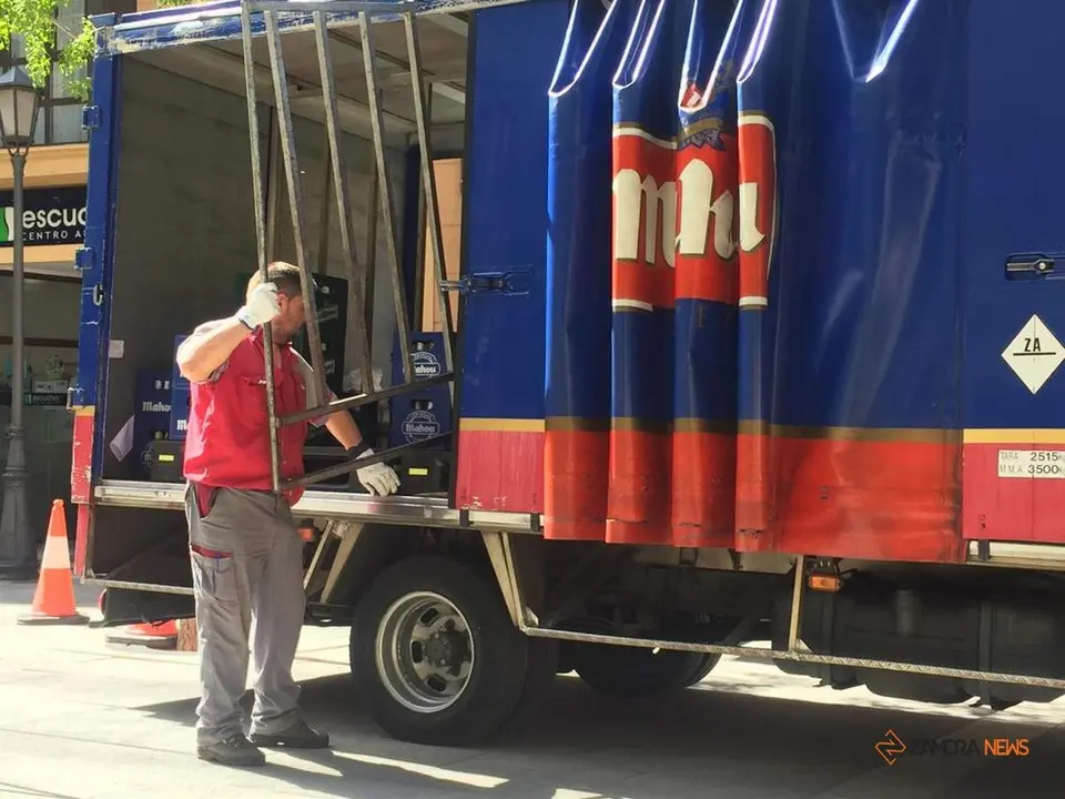 Trabajador de reparto en una céntrica calle de Zamora