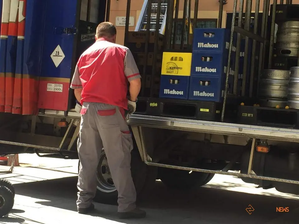 Trabajador de reparto en una céntrica calle de Zamora