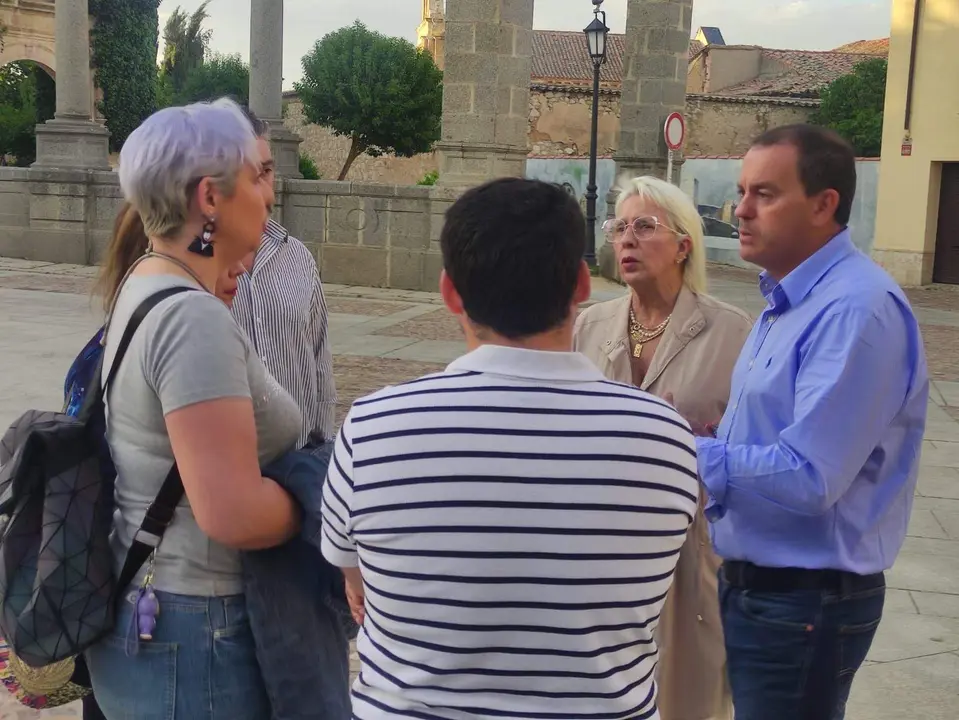 Francisco Requejo visita el casco antiguo con miembros de la Asociación de Vecinos
