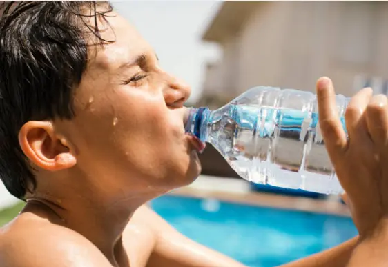 Hidratación para afrontar el calor veraniego. Fotografía de archivo
