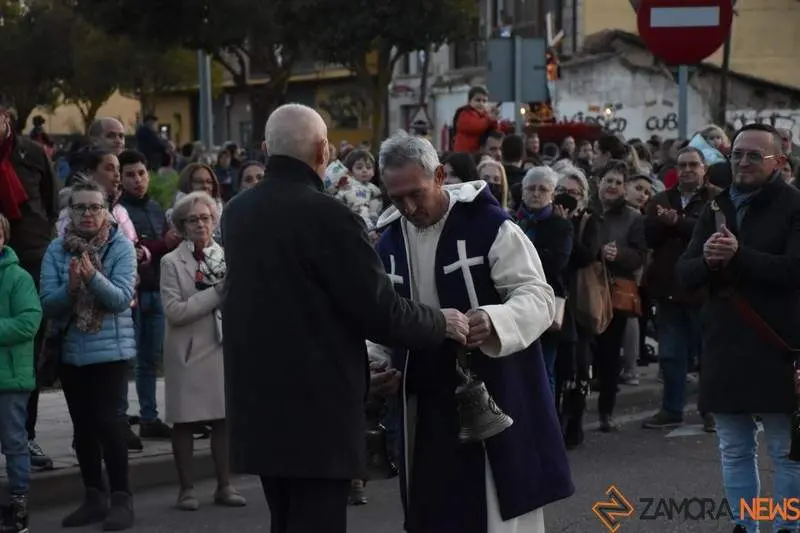 Nicanor Fernández recibiendo las esquilas durante el pasado Jueves de Traslado