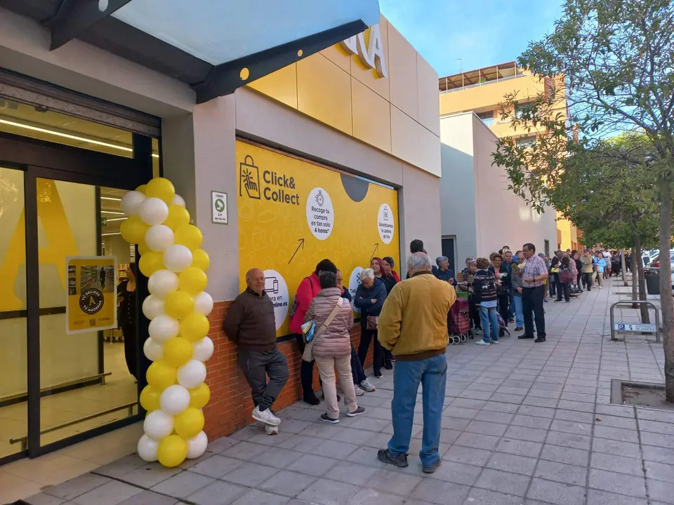 Foto de familia trabajadores supermercado Alimerka en La Aldehuela