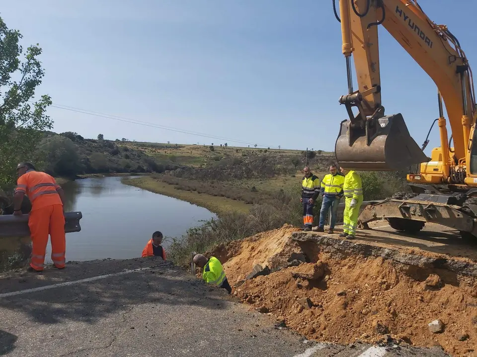 Técnicos y operarios realizando trabajos de medición en el socavón de la ZA-912 (2)