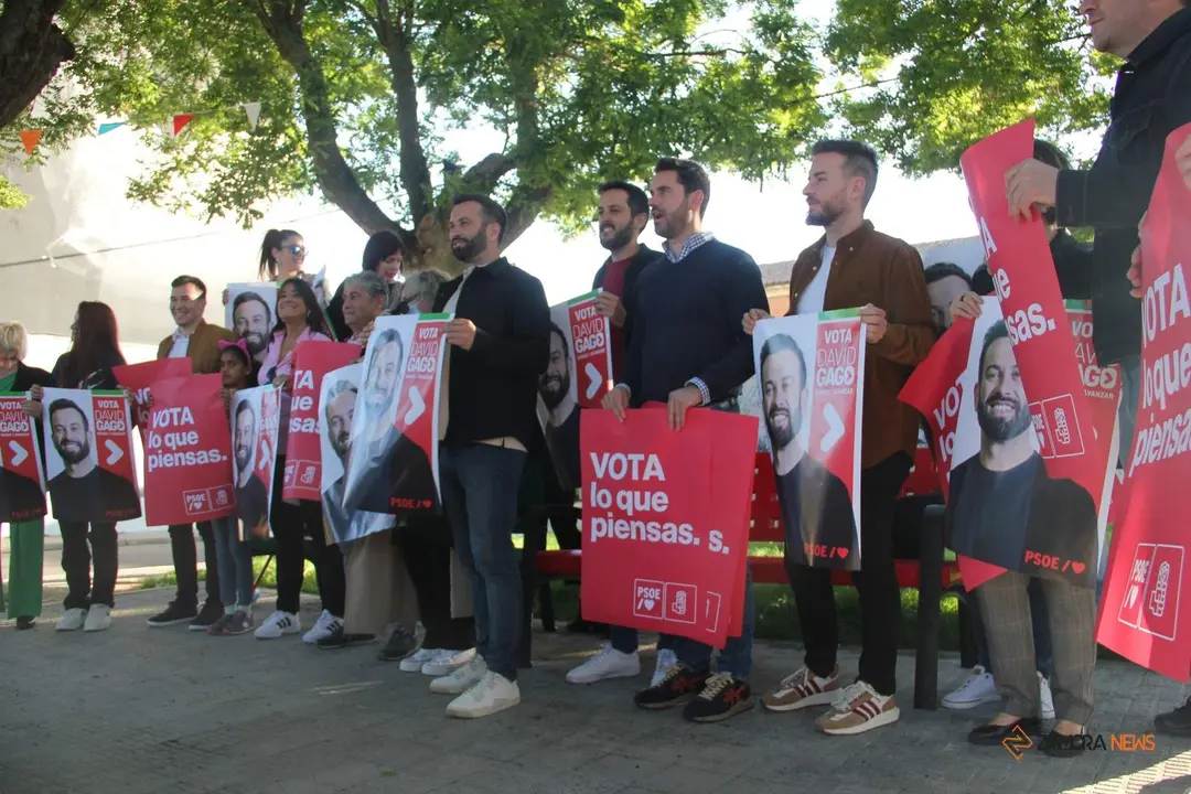 David Gago y su equipo en la pegada de cartel