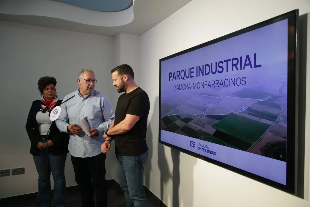 Jesús María Prada en la presentación del proyecto junto a Beatriz Lozano y Manuel Martín