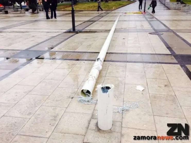 Mástil roto en la Plaza de la Marina. Fotografía de archivo del año 2013