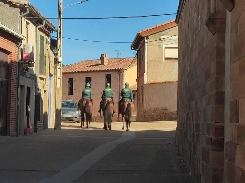 Un escuadrón de caballería de la Guardia Civil en Granja de Moreruela