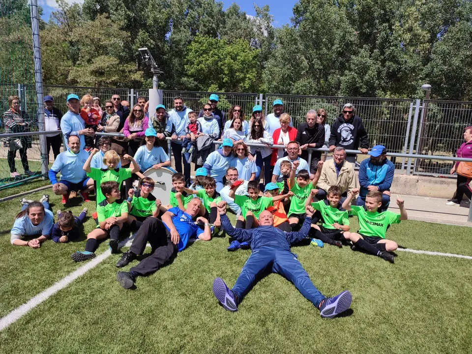 Celebración del equipo benjamín B de la Amistad 2000