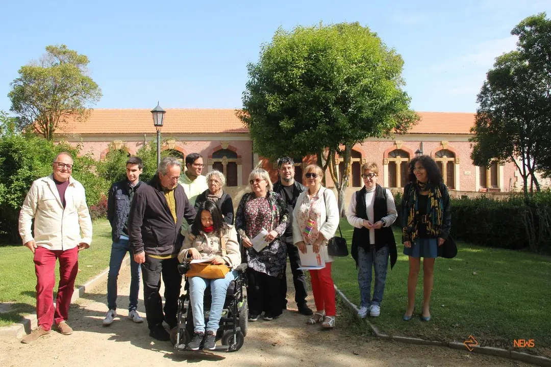 El quipo de Gobierno de IU frente a las instalaciones del nuevo Museo Pedagógico