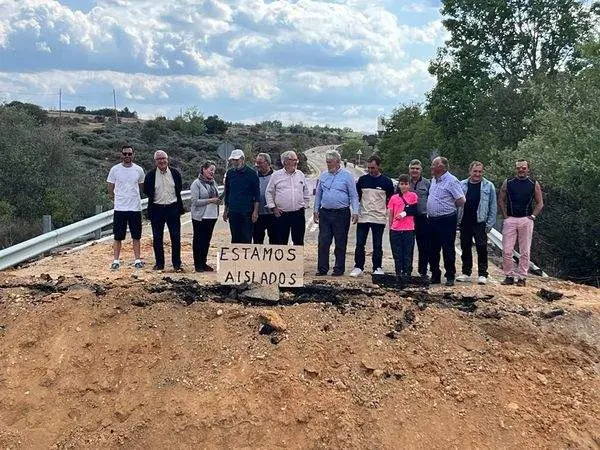 El PSOE exige una intervención urgente de
la Junta para reparar la carretera ZA-912 a
Villardeciervos desde la N-631