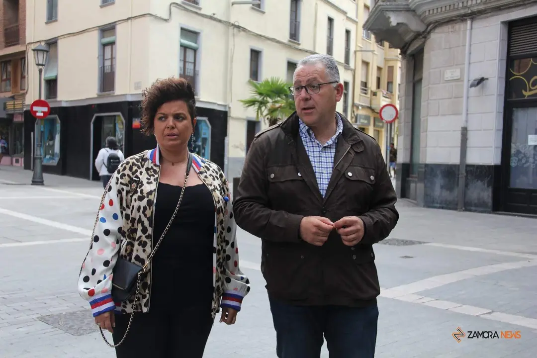 Jesús María Prada y Beatriz Lozano en una de las arterias más deprimidas del comercio zamorano