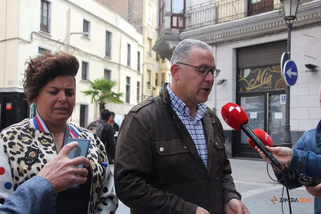 Jesús María Prada y Beatriz Lozano en una de las arterias más deprimidas del comercio zamorano
