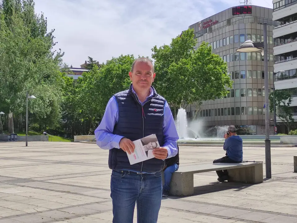 Francisco Requejo, candidato de Zamora Sí, en la plaza de La Marina