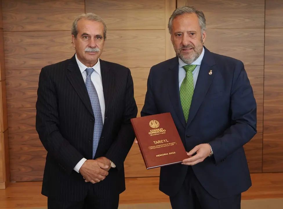Entrega de la memoria de 2022 al presidente de las Cortes