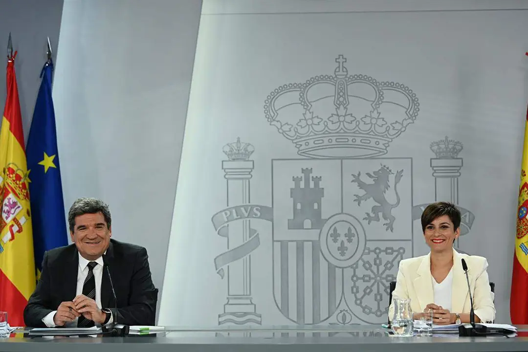 La portavoz del Gobierno y ministra de Política Territorial, Isabel Rodríguez, y el ministro de Inclusión, Seguridad Social y Migraciones, José Luis Escrivá, en la rueda de prensa posterior al Consejo de Ministros. Pool Moncloa/Borja Puig de la Bellacasa. La Moncloa