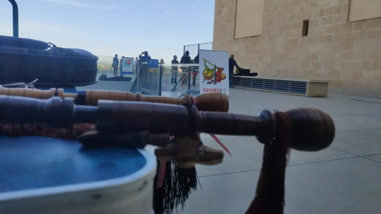 Ensayo en la terraza del Ramos por parte de la Escuela de Folclore