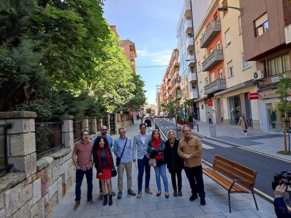 El equipo de Gobierno de Izquierda Unida junto al colegio Arias Gonzalo