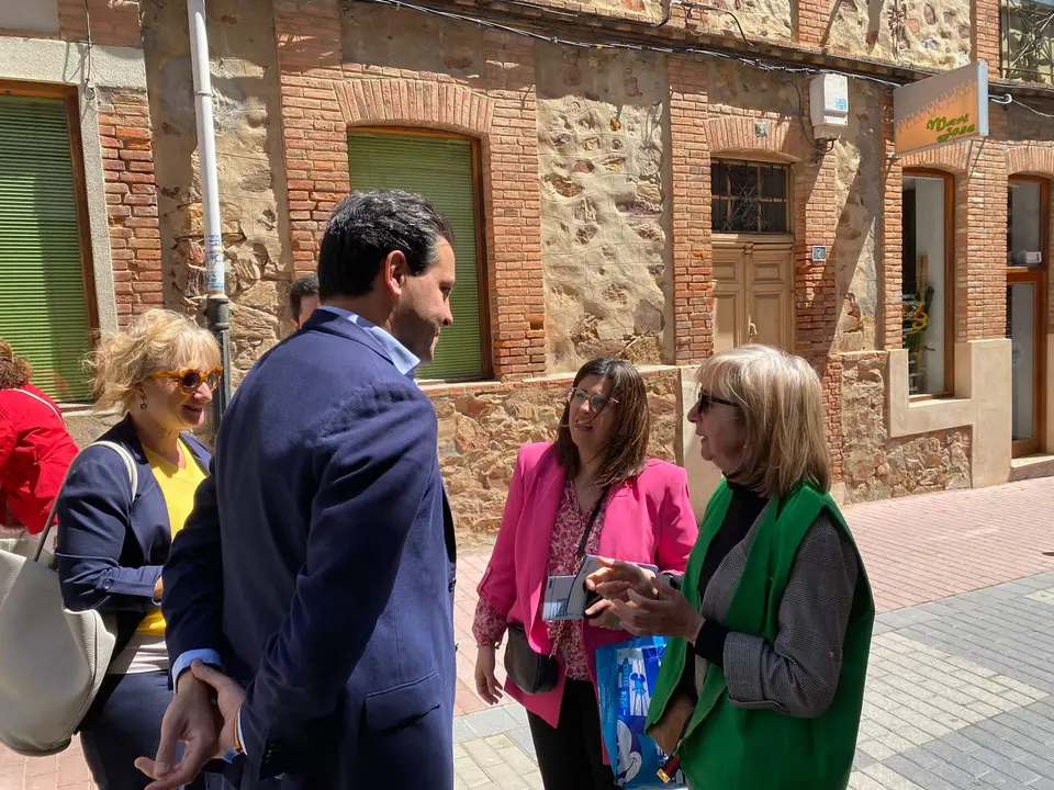 Raúl de la Hoz en su visita a Benavente junto a Beatriz Asensio