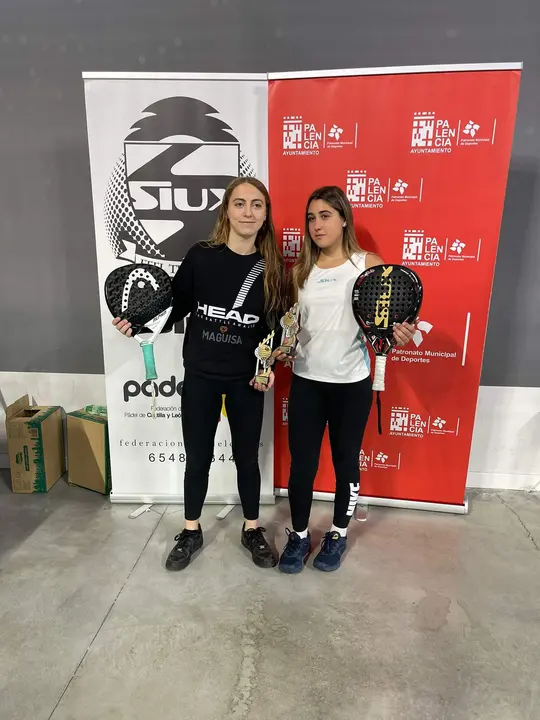 Olga y Elena con su trofeo