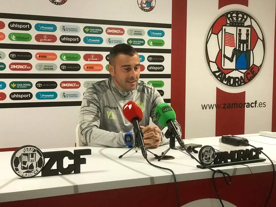 Yago Iglesias durante la previa del Zamora-Alavés B