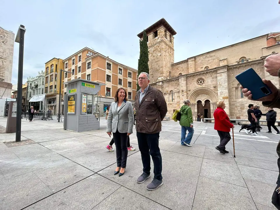 Jesús María Prada con la iglesia de Santiago el Burgo de fondo