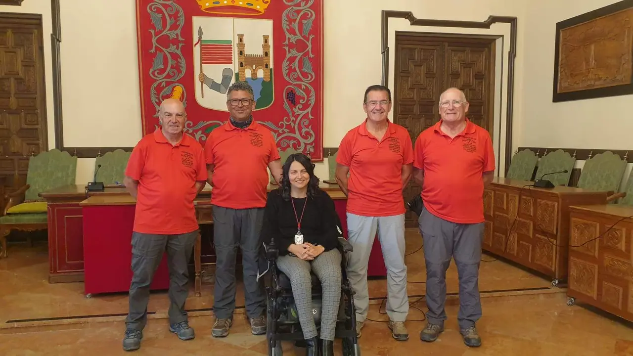 Peregrinos de la Asociación IFF visitan el Ayuntamiento de Zamora