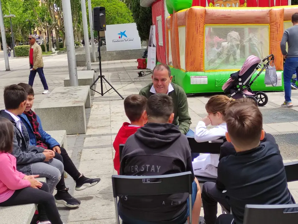 Francisco Requejo conversa con un grupo de niños en La Marina