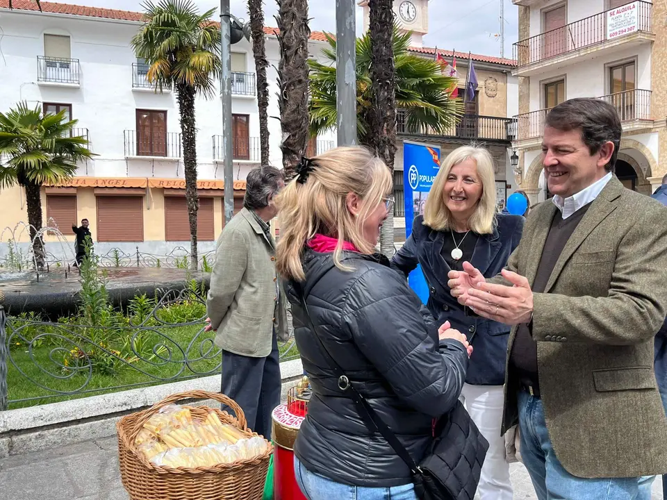 Mañueco durante su visita de apoyo a las candidaturas del PP en Alba de Tormes, Salamanca