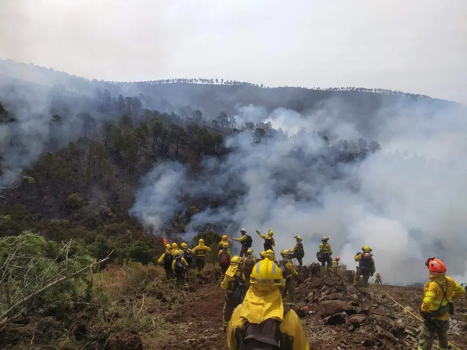 Agentes forestales en el incendio de Las Hurdes. Fotografía: ATBRIF