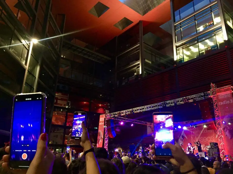 Público grabando durante un concierto
