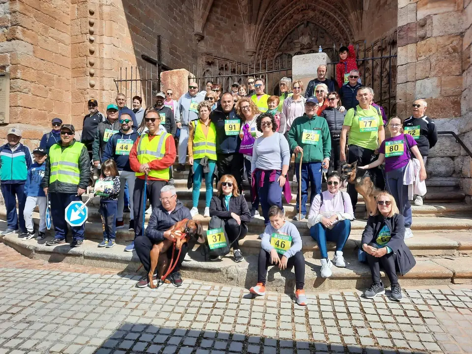 Participantes en la I marcha contra el cáncer organizada por Ubuntu Roales