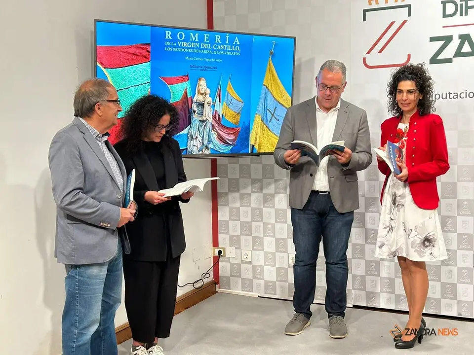 Jesús María Prada Saavedra, Judit Pino, gerente de Semuret y la autora Mamen Tapia durante la presentación del libro “Romería Virgen del Castillo”