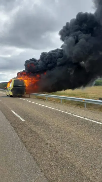 Autobús ardiendo Otero de Bodas