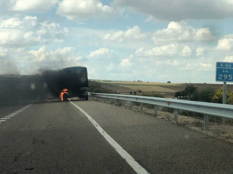 Camión ardiendo (2)