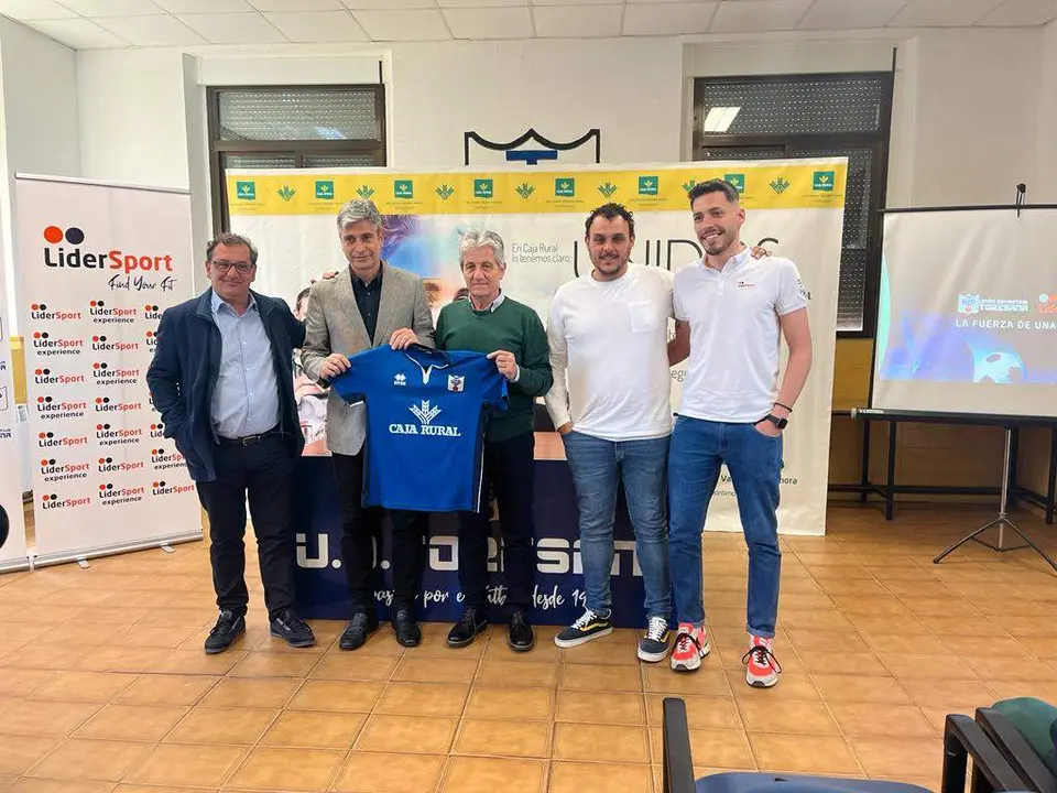 Firma entre la Unión Deportiva Toresana y la empresa LiderSport