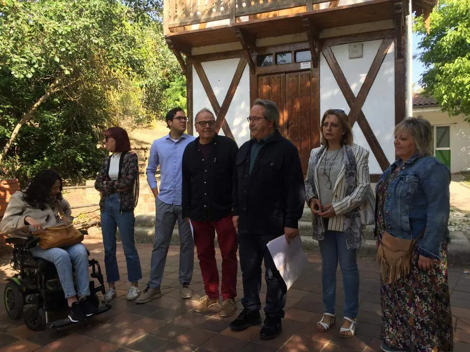 Izquierda Unida en la caseta del guarda en el parque de Valorio