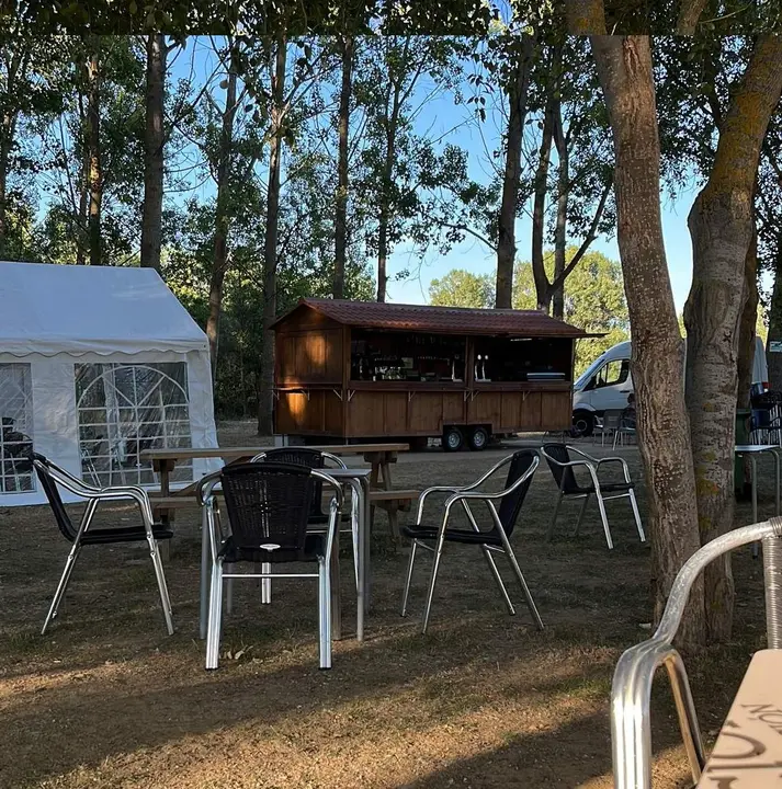 La caseta-bar móvil de Santibáñez de Tera, conocida como el "Chiringuito"