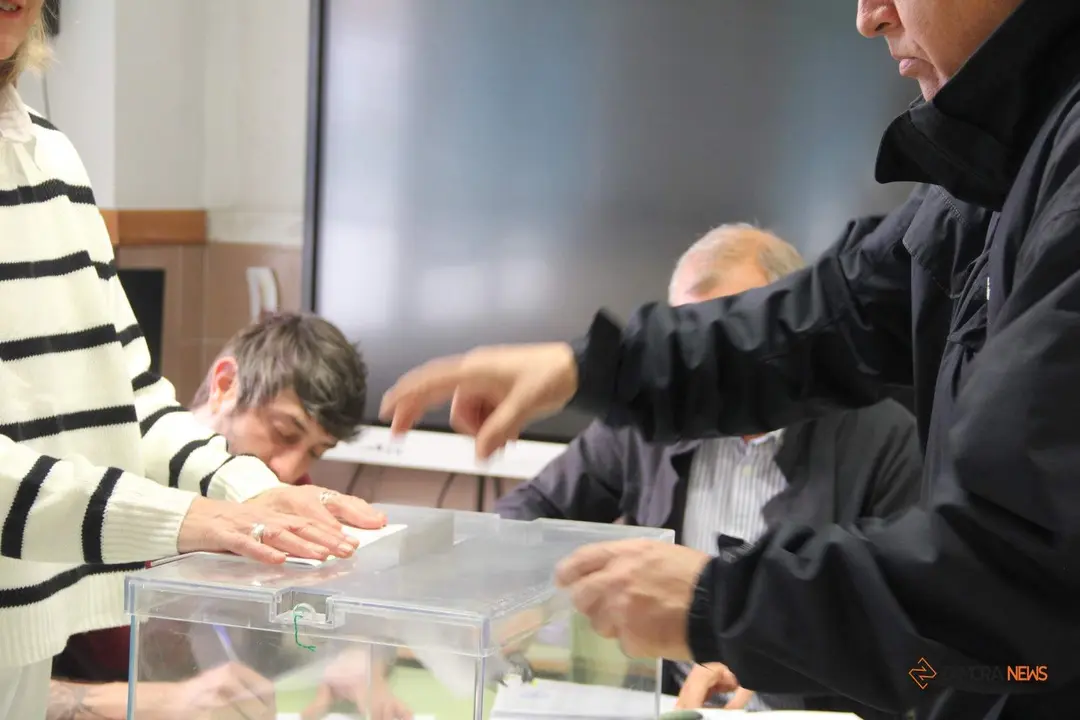 Votación elecciones municipales del 28M en el colegio Arias Gonzalo_8