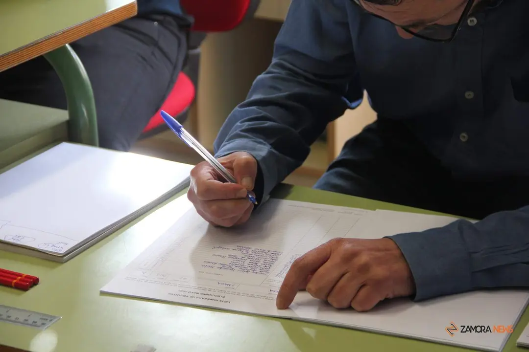 Votación elecciones municipales del 28M en el colegio Arias Gonzalo_5