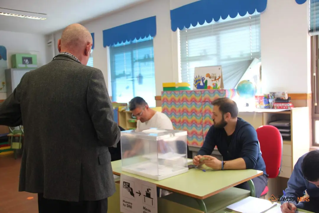 Votaci&oacute;n elecciones municipales del 28M en el colegio Arias Gonzalo_3