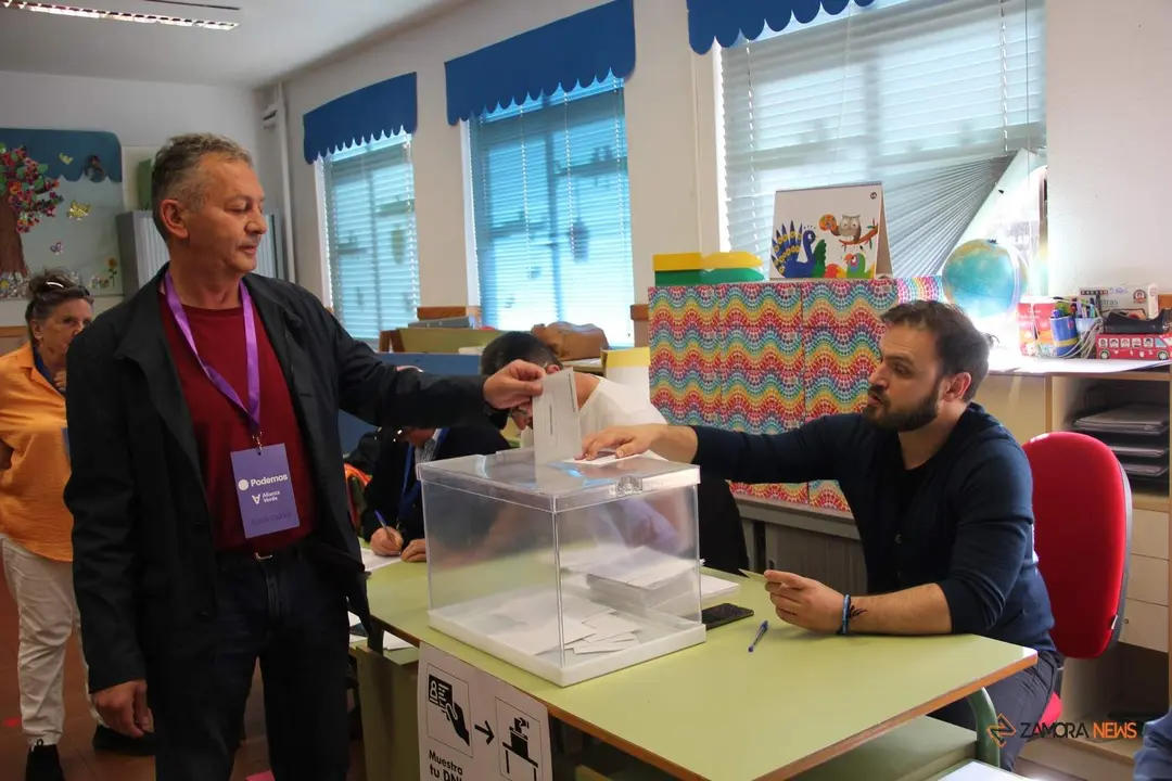 Fernando Barrio, candidato por Podemos al Ayuntamiento de Zamora, vota en el Arias Gonzalo_3
