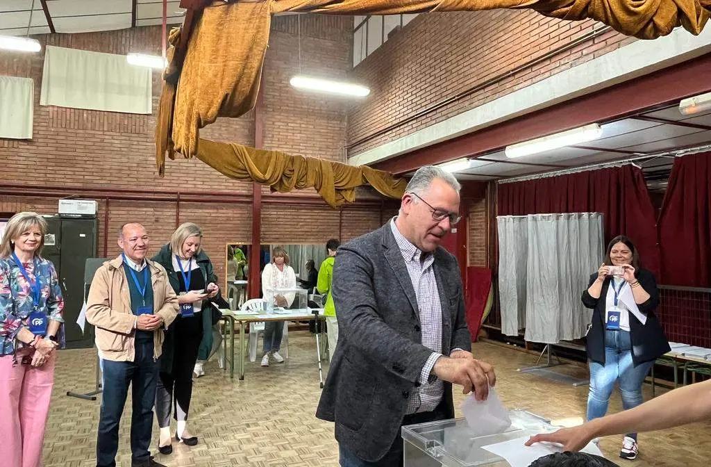 Jesús María Prada ejerce el derecho a voto