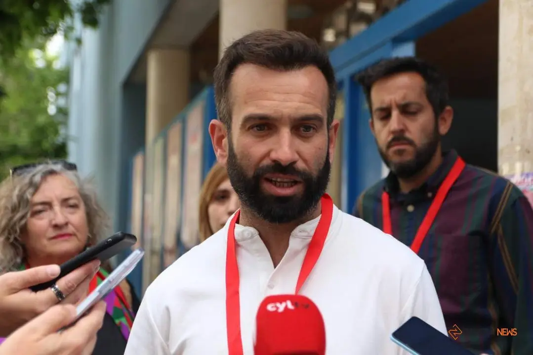 David Gago, candidato del PSOE al Ayuntamiento de Zamora, vota en el colegio Juan XXIII_3