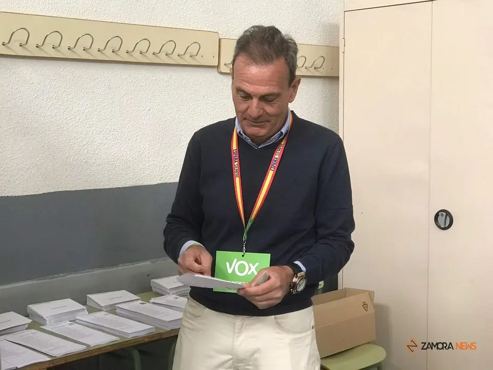 Javier Eguaras,  Vox