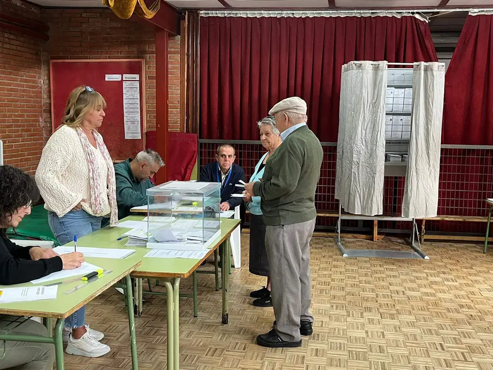 Una pareja de ancianos ejerce su derecho al voto en Zamora