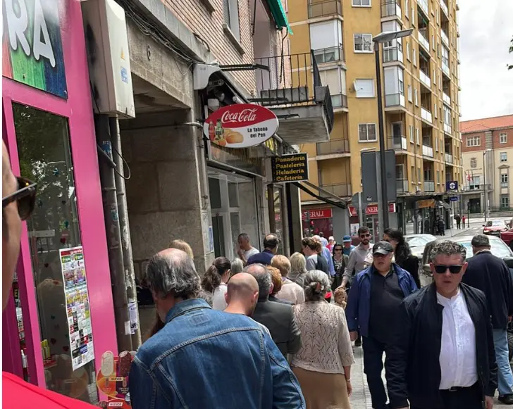 Largas colas en una panadería de Zamora