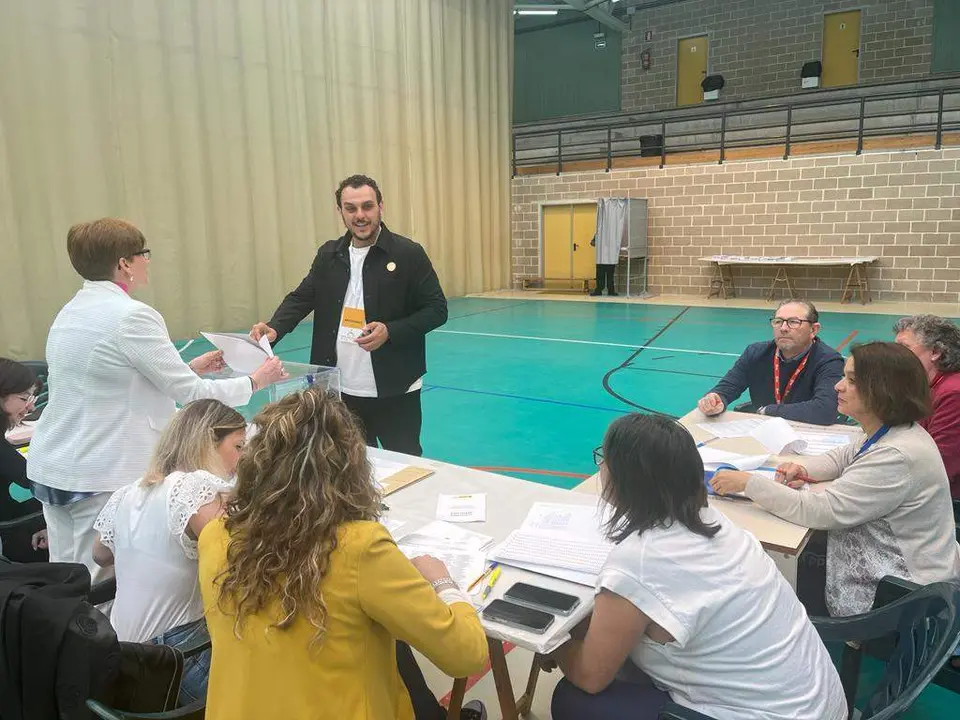Tomás del Bien depositando su voto